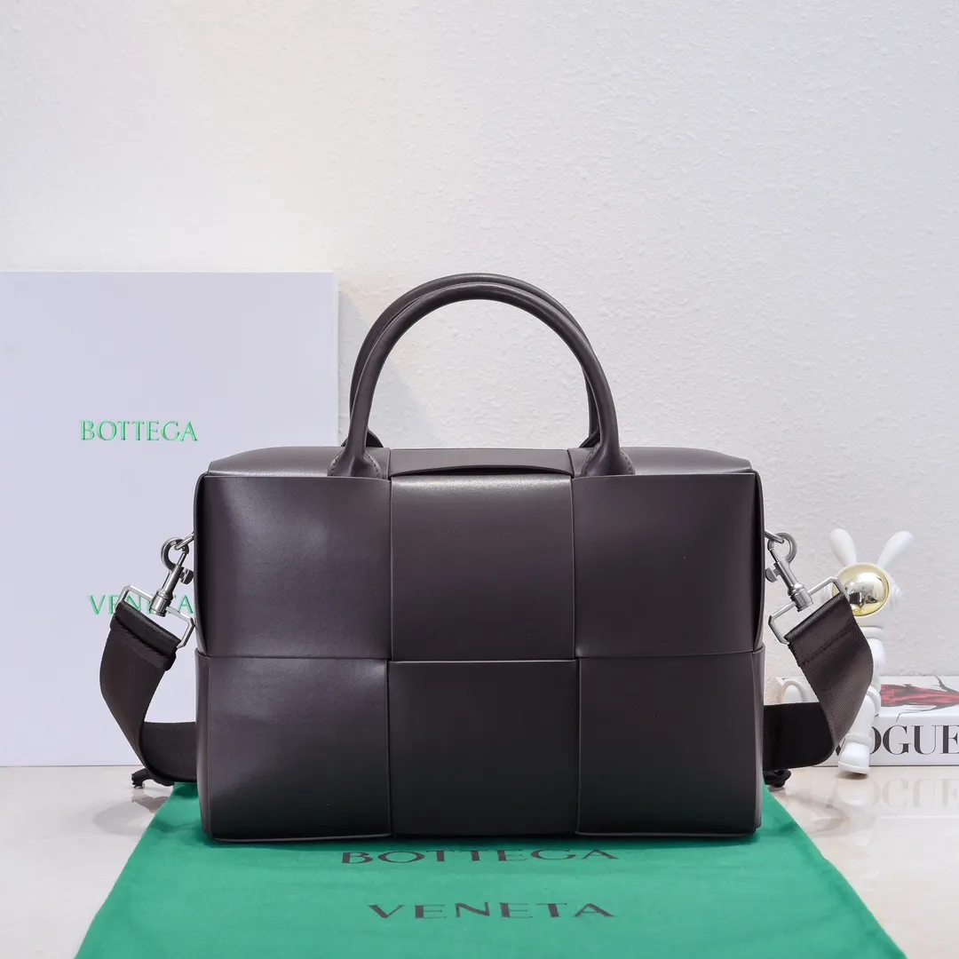 Batch 1880 Bottega Veneta large-lattice men's briefcase. The briefcase is a "value-for-money equipment" that all boys must have as soon as they step out of school. Whether you need to go to the office or go out to discuss business, nothing can better reflect your good taste and financial strength than a simple and elegant briefcase. It can be carried on one shoulder or cross-body to meet your different needs. The capacity is also super 🉑️ Style number: 6801 Size: 36*24*7.5cm